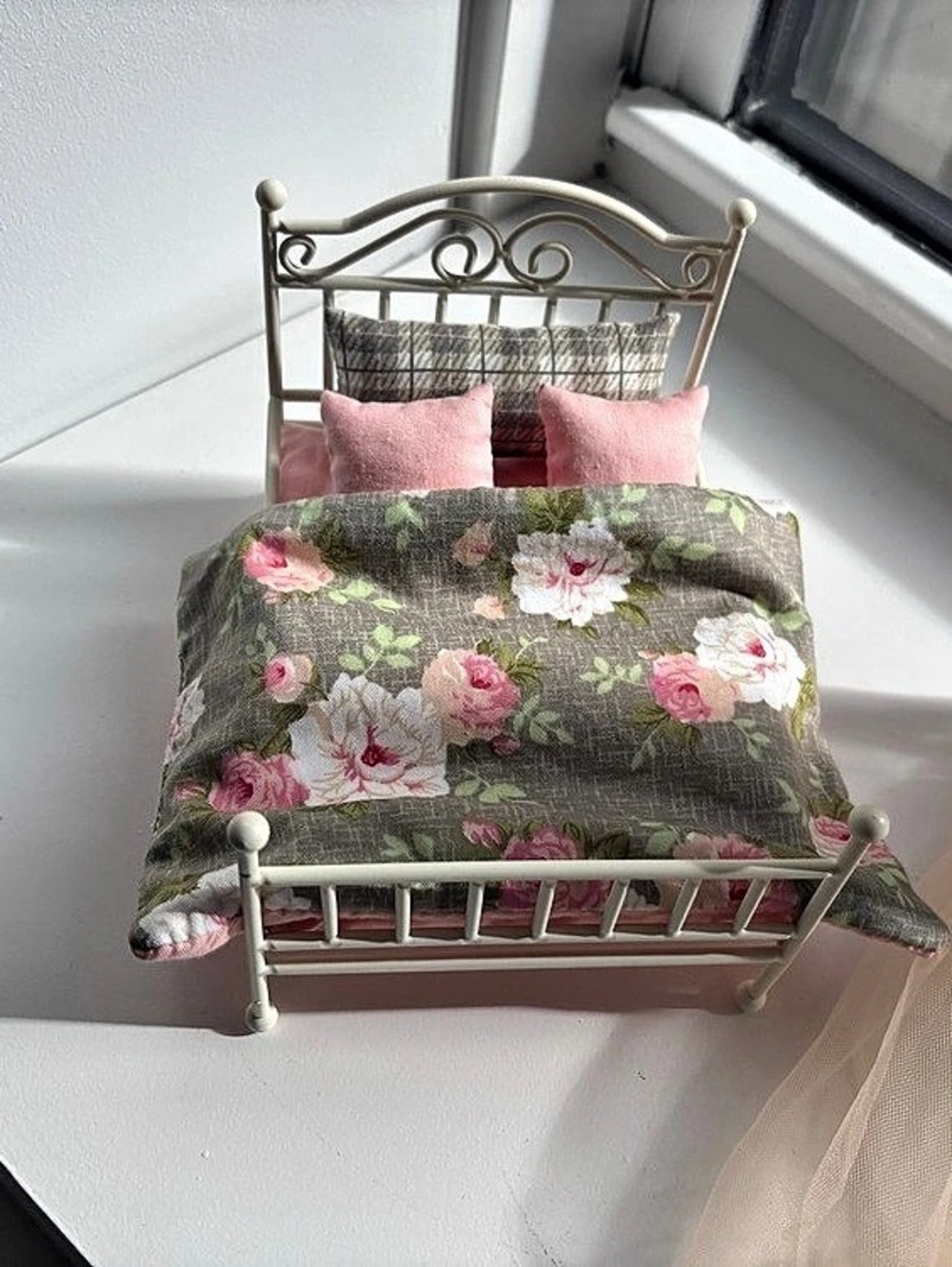 Vintage Bed, Mouse Size with Bedding & Canopy Floral Decor